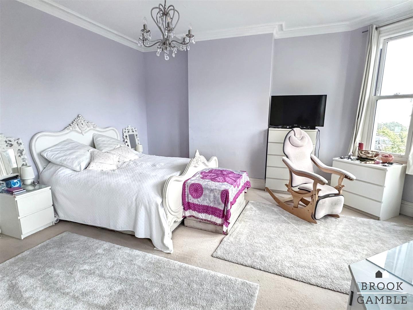 5 Bedroom House - Semi-Detached. Cliff Road in Eastbourne, East Sussex 14